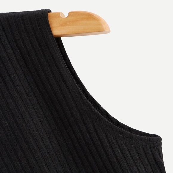 NYC Sleevless Crop Top | Black - Picture 6 of 7